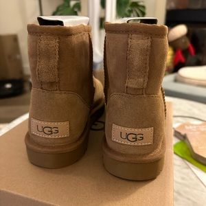 UGG mini in Chestnut - size 5